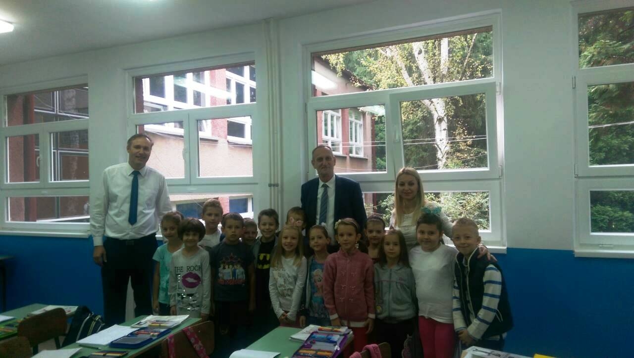 MINISTAR SINANOVIĆ POSJETIO OŠ ENVER ČOLAKOVIĆ: CENTRALNA ŠKOLA ULAZI U ZIMU SA NOVOM STOLARIJOM, IZDVOJENA SREDSTVA ZA SPORTSKI POLIGON U PŠ LAŠVA