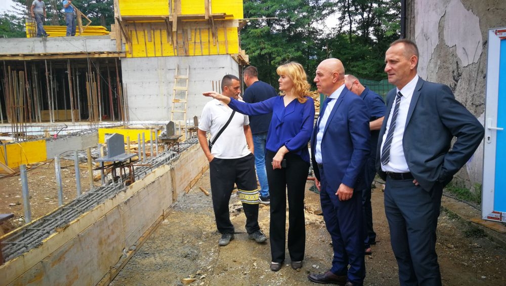 PREMIJER GALIJAŠEVIĆ OBIŠAO GRADILIŠTE OŠ „HASAN KIKIĆ“ TETOVO: SREDSTVA ZA IZGRADNJU OPERATIVNA, DINAMIKA RADOVA USLOVLJENA VREMENSKIM PRILIKAMA