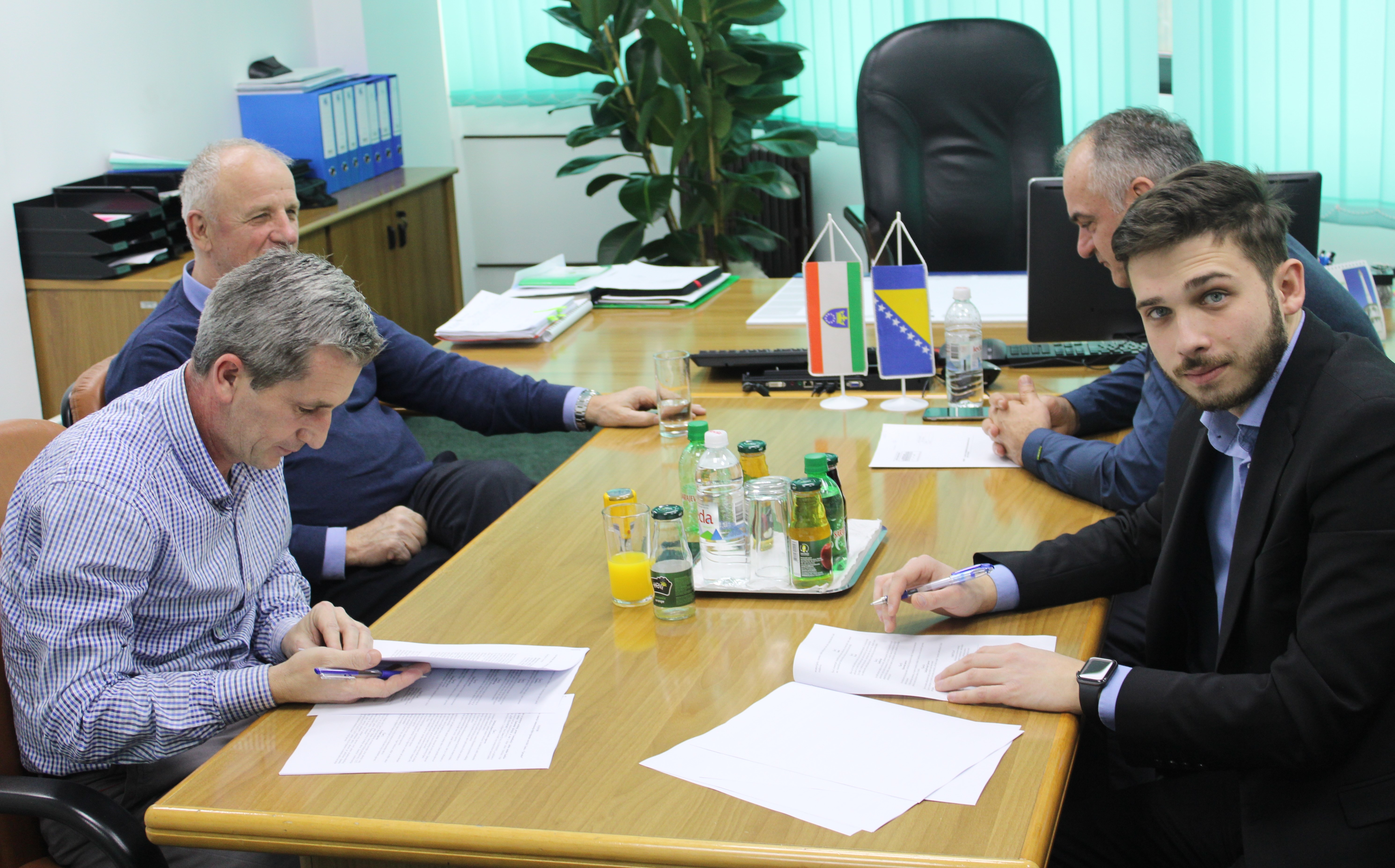 POTPISAN UGOVOR ZA SANACIJU CESTE ZENICA - VJETRENICE KOJA POVEZUJE DVA SUSJEDNA GRADA I KANTONA