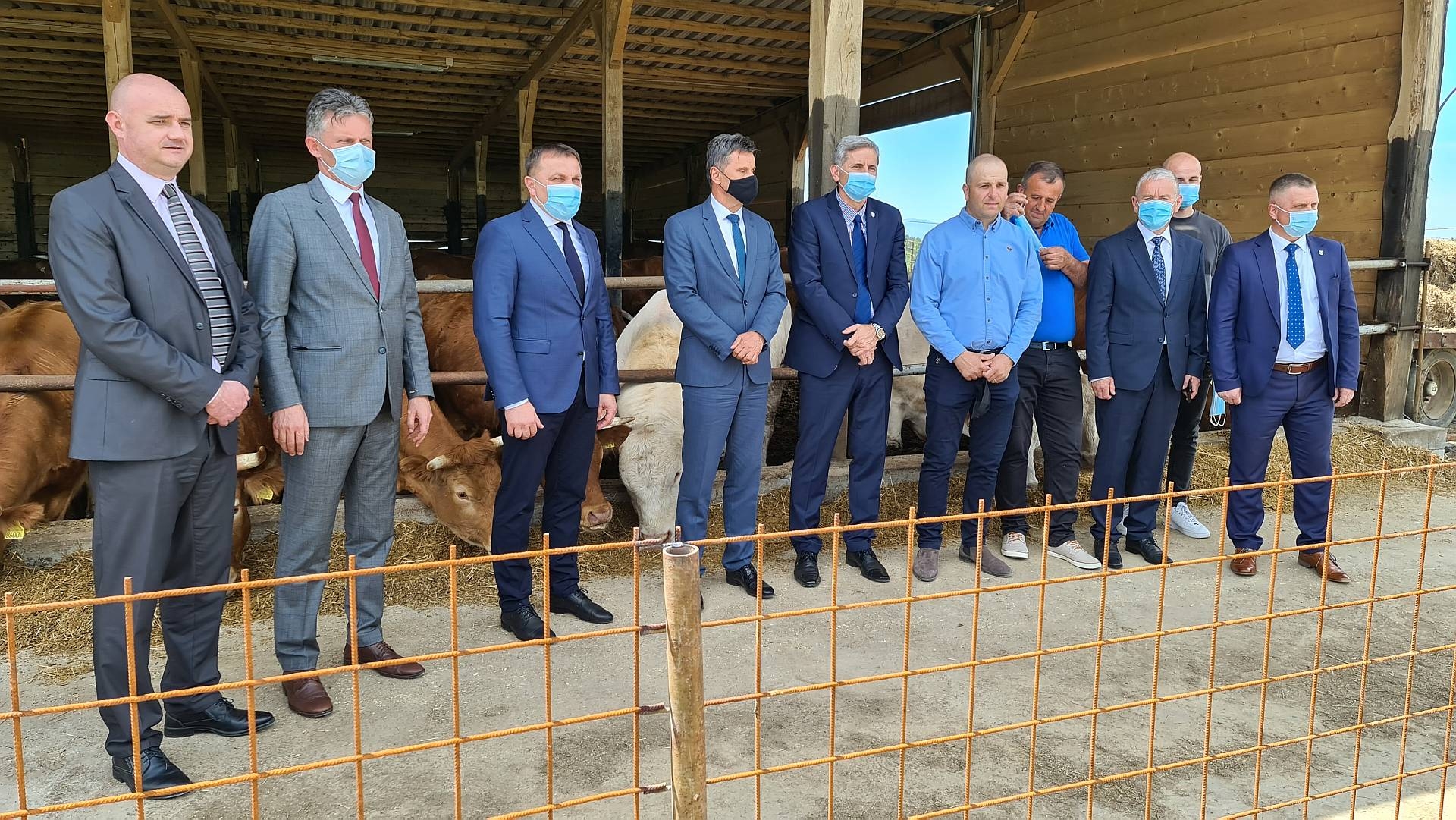 FEDERALNI PREMIJER NOVALIĆ POSJETIO OPĆINE ŽEPČE I TEŠANJ