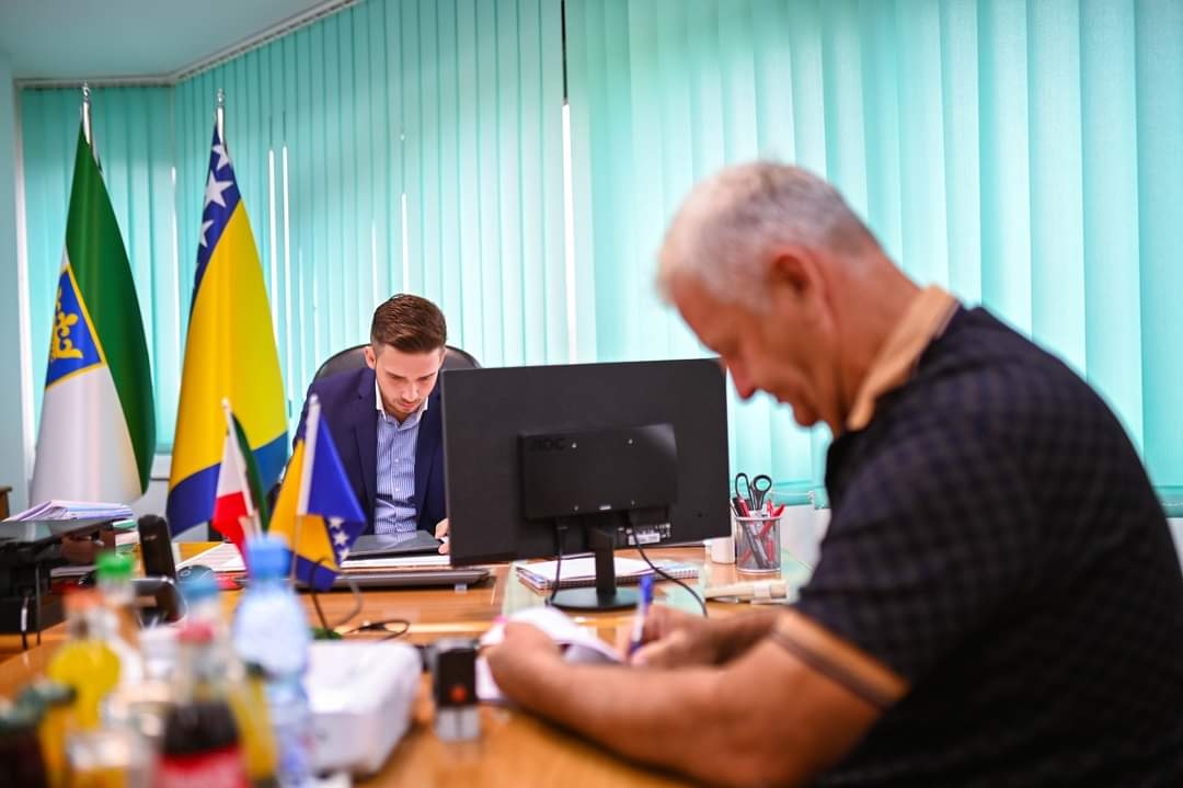 NASTAVAK ULAGANJA U INFRASTRUKTURU: POTPISAN UGOVOR O OBNOVI I SANACIJI KOLOVOZA NA REGIONALNIM CESTAMA