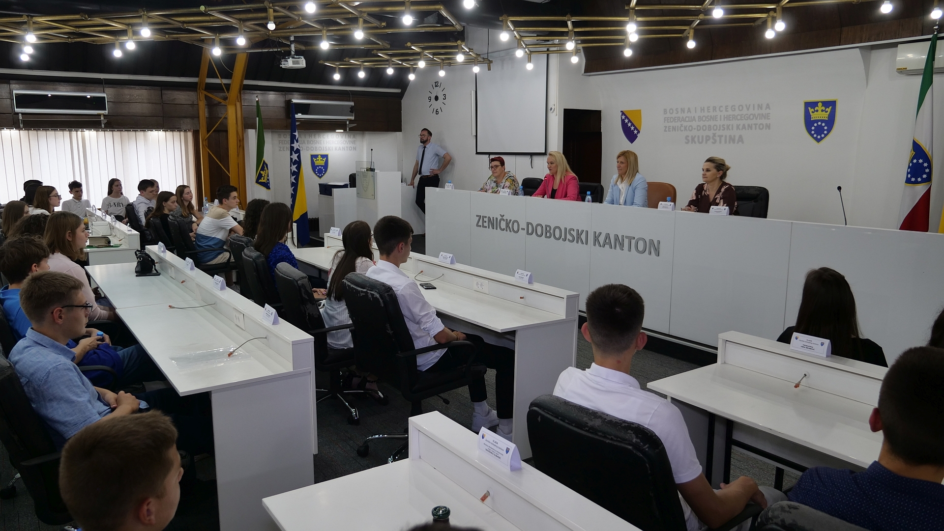 PREMIJERKA MEHMEDIĆ I MINISTRICA SUBAŠIĆ UPRILIČILE PRIJEM ZA UČENIKE GENERACIJE OSNOVNIH I SREDNJIH ŠKOLA